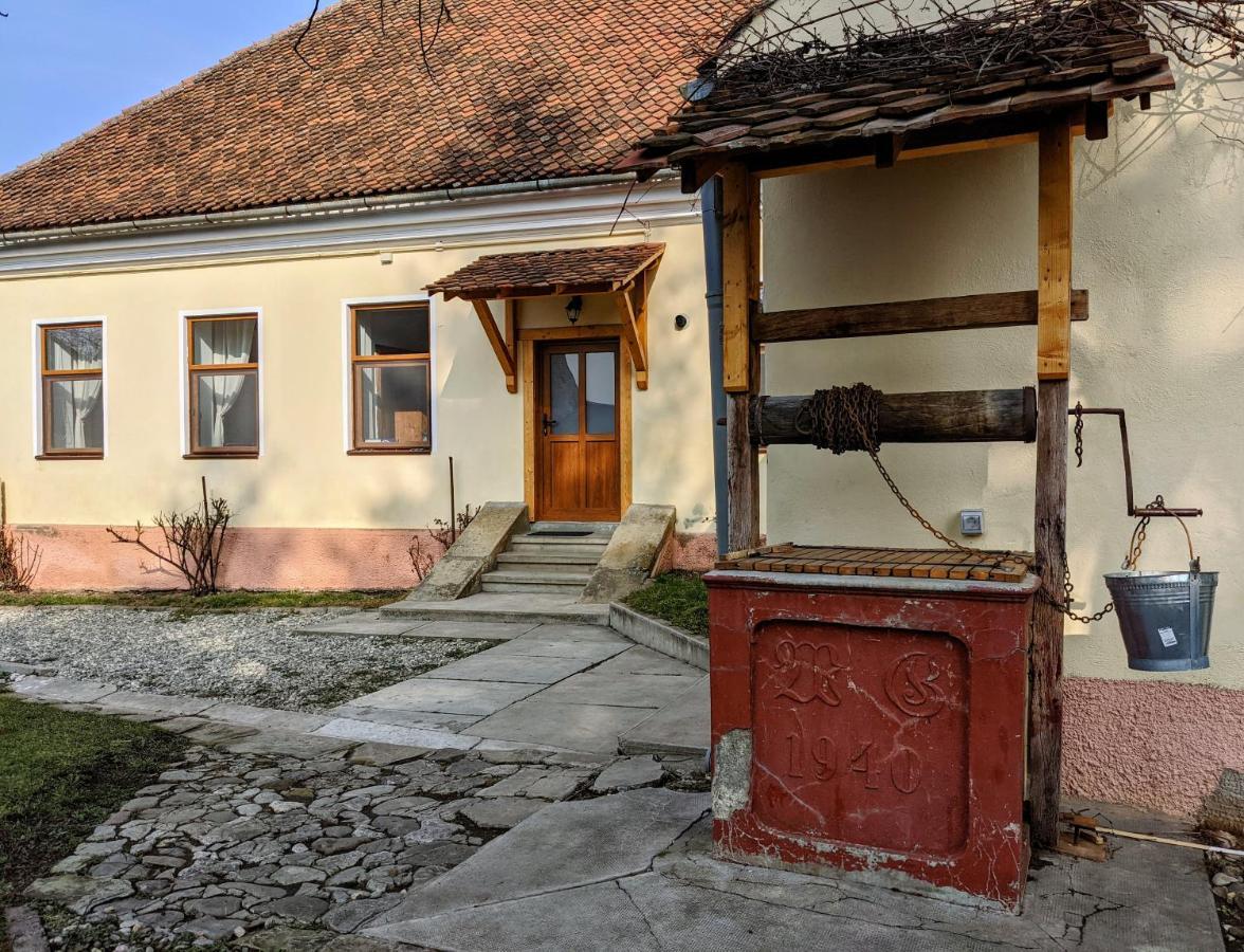 Gaestehaus Honigberg Next To The Fortified Church Of Hărman Exterior foto